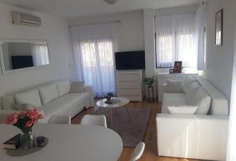 Marys Home Apartment Me  ugorje has Balcony rooms