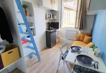 Studio mezzanine au c  ur de Marseille LODI /BAILLE allows 18 year olds to book a room