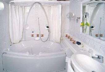 Locanda Vivaldi has rooms with a private hot tub