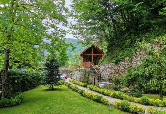 Orman     inde Mavi Ladin A  a   Ev allows 18 year olds to book a room