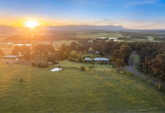 Lovedale Country Views has Balcony rooms