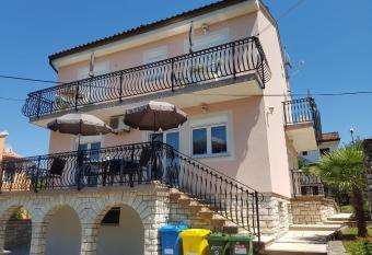 Apartment mit Balkon allows 18 year olds to book a room