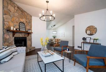 Relaxing Family Retreat/Pool Table/Large Deck/5beds/3Baths has Balcony rooms