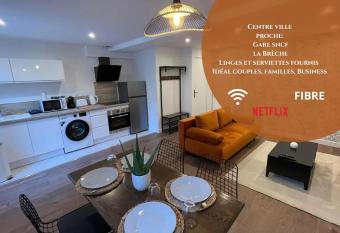 Le Jardin Niortais - Hyper centre- proche gare - Paisible - Grand Jardin priv  , WIFI HD -NETFLIX has Balcony rooms