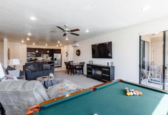 Sand Hollow Condo- Sleeps 8- Right next to pool has rooms with a private hot tub