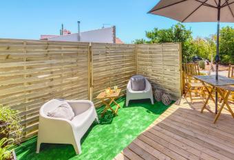 Casa Amarelo-Tiny House with fantastic view-pool and close to the beaches allows 18 year olds to book a room