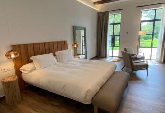 HOTEL MAS ARET allows 18 year olds to book a room