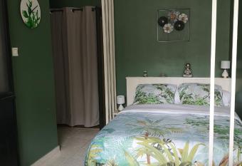 Chez cathe allows 18 year olds to book a room