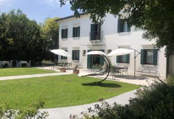 Relais Villa Selvatico allows 18 year olds to book a room