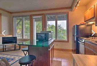 Beautiful mountain-Peaceful Condo has Balcony rooms