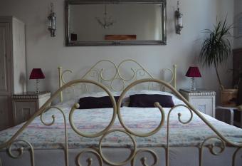 Pokoje Go  cinne P.O.W. 17 allows 18 year olds to book a room