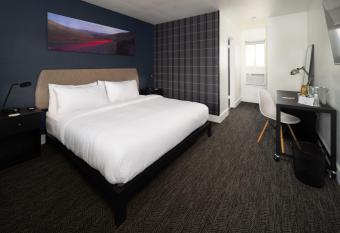 Motolodge has rooms with a private hot tub