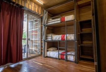 Reina Roja Hostal has Balcony rooms