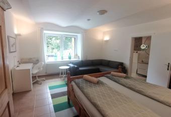 Ruhe am Wald - zentral und W  rthersee has Balcony rooms