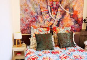 Jolie duplex parking priver has Balcony rooms