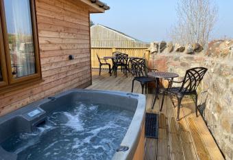 Partridge Lodge with Hot Tub has Balcony rooms
