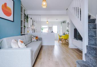 Stylish 2-bed home in Chester City-Centre by 53 Degrees Property, ideal for Couples & Small groups, Great Location - Sleeps 5 has Balcony rooms