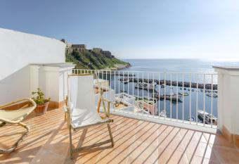 TORRETTA CORRICELLA- Punta dei Monaci has Balcony rooms