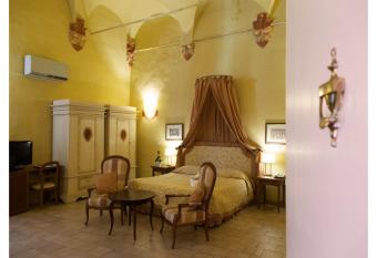 Palazzo Guiderocchi has rooms with a private hot tub
