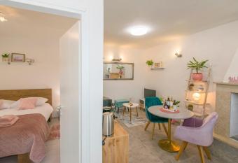 Apartman Enjoy has Balcony rooms