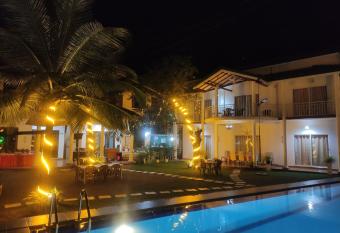 Lake View Resort-Sea & Safari has rooms with a private hot tub