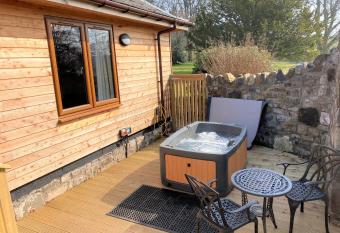 Pheasant Lodge with Hot Tub has Balcony rooms