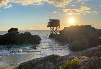 Entre terre et mer has rooms with a private hot tub