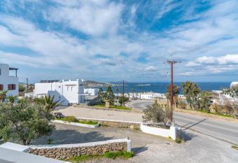 Bella View Mykonos Town Suites has rooms with a private hot tub