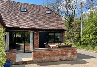 Elegant peaceful barn in rural village setting close to Stratford upon Avon has Balcony rooms