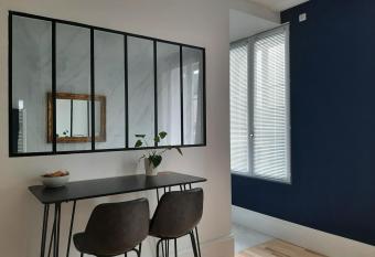 La chambre de ma  tre du boulevard Thiers, entr  e et terrasse privatives has Balcony rooms