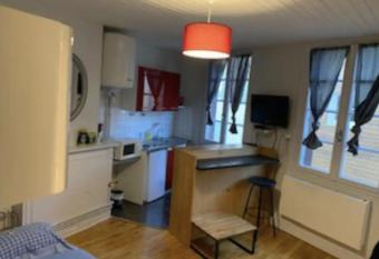 Studio 27 - 1e etage allows 18 year olds to book a room