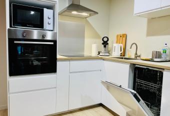 Gignac - Superbe cocon ind  pendant avec baln  o et jardin has rooms with a private hot tub