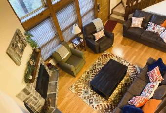 Fourmile Creek Cabin-4 Master Suites has Balcony rooms