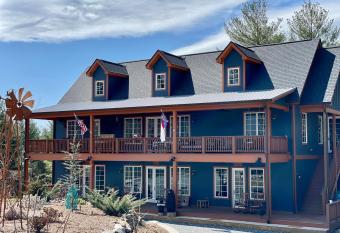 Asheville Cottage has Balcony rooms