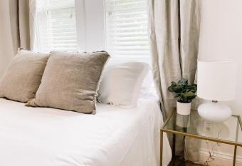 Stylish Spacious Apartment with King and Queen Beds has Balcony rooms