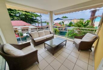 Appartement - Les Sables de l Anse allows 18 year olds to book a room