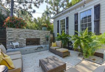 OLD WORLD CHARLESTON CHARM & Outdoor fireplace allows 18 year olds to book a room