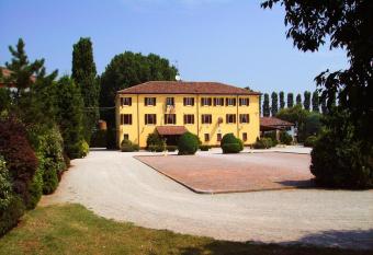 Hotel Antico Casale allows 18 year olds to book a room
