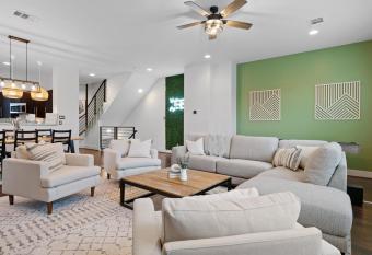 Central Luxury with Deck, Fire Pit, BBQ, Walkscore of 90 has Balcony rooms