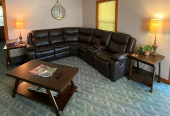 Cedar Creek Cabins #1 - Giant Spa Tub, Large Wooded Porch, Full Kitchen, 1 Bedroom has rooms with a private hot tub