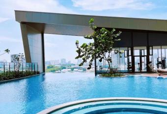 Kenwingston Skyloft Apartment Doorsteps to BRT Subang USJ has Balcony rooms