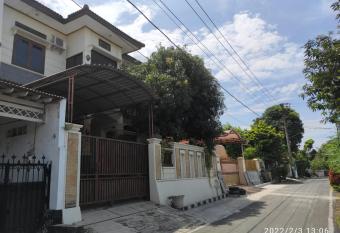 Kelana 1 Luxury Homestay Semarang, 3 bedrooms has Balcony rooms