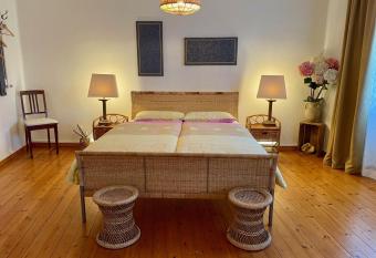 1912 - Wooden Room - old town allows 18 year olds to book a room