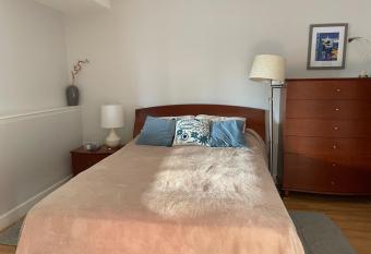 Alaskan Sunset House - Ground Floor Unit allows 18 year olds to book a room