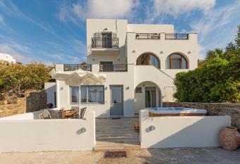 Villa Di Sergio has rooms with a private hot tub