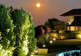 Villa UNO SGUARDO SUL LAGO has Balcony rooms