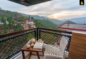 LivingStone Cool Cottage Chail has Balcony rooms