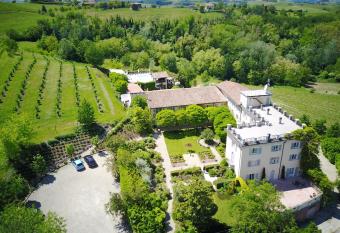 La Villa Hotel allows 18 year olds to book a room