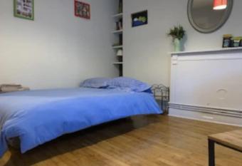 Studio 27 - 3eme etage allows 18 year olds to book a room