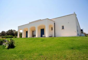 Casale 50 Otranto allows 18 year olds to book a room